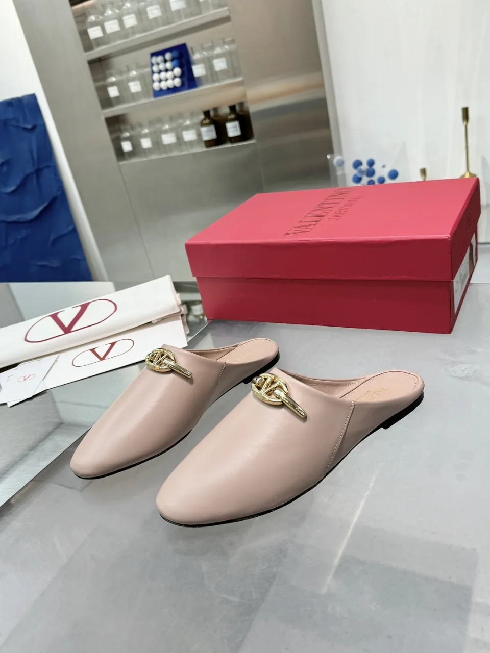 👟👟Ex-factory price 520👟👟 Valentino’s hottest new product in 2025, the new slippers are also easy to wear...😈😈😈 The latest logo buckle Perfectly combined with sexiness❤️‍🔥❤️‍🔥❤️‍🔥❤️‍🔥It is simply the pinnacle of summer fashion💖💖💖💖Original replica Outsole: Italian genuine leather outsole Heel height: Flat heel Size: 35-39 (40 41 42 customization is non-returnable and non-exchangeable)